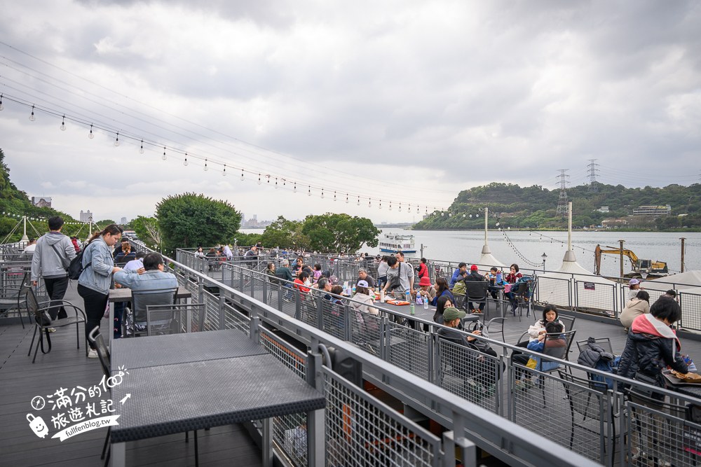 關渡碼頭貨櫃市集｜二樓戶外座位看關渡大橋