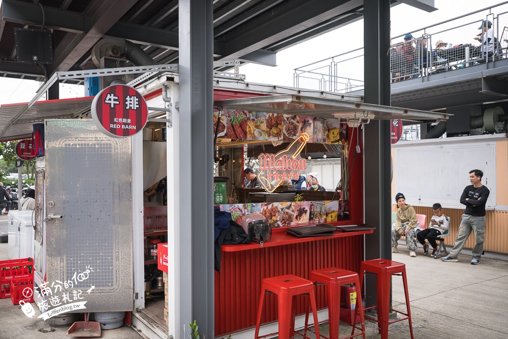 關渡碼頭貨櫃市集｜貨櫃走道與餐飲攤位