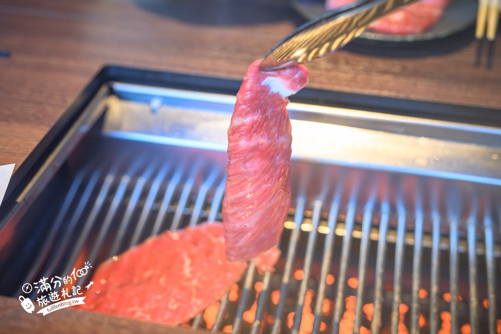 琉球的牛|焼肉 琉球の牛 北谷|蛋液搭配與桌邊畫面 琉球的牛|焼肉 琉球の牛 北谷|蛋液搭配與桌邊畫面