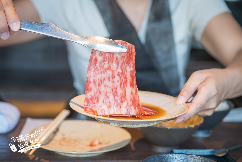 琉球的牛|焼肉 琉球の牛 北谷|蛋液搭配與桌邊畫面 琉球的牛|焼肉 琉球の牛 北谷|蛋液搭配與桌邊畫面