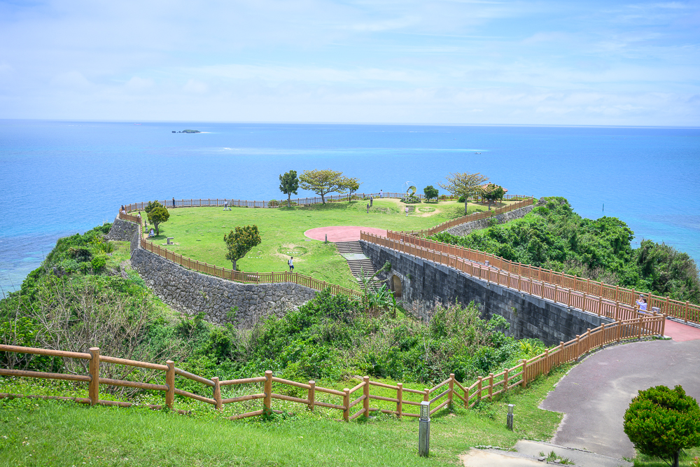 沖繩【知念岬公園】免門票眺望太平洋與久高島，交通停車、拍照亮點及南部一日遊攻略