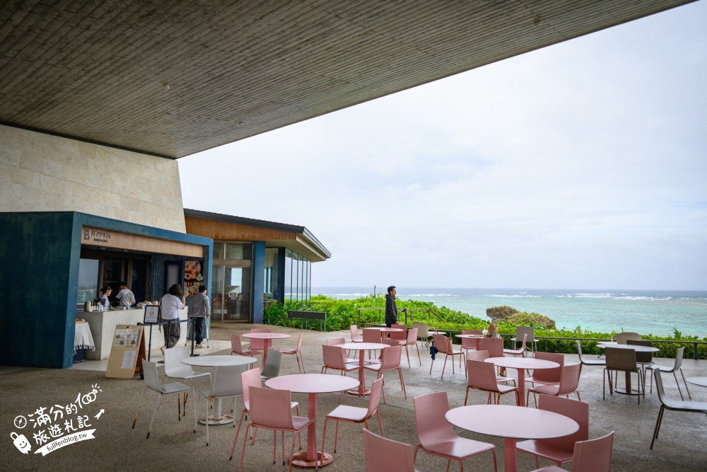 【沖繩BANTA CAFE】坐在懸崖上看海！星野集團打造日本最大級海景咖啡廳，4大座位區、菜單、交通與停車攻略