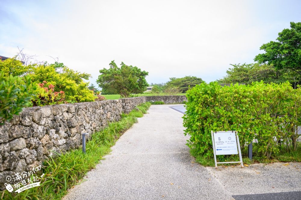 【沖繩BANTA CAFE】坐在懸崖上看海！星野集團打造日本最大級海景咖啡廳，4大座位區、菜單、交通與停車攻略