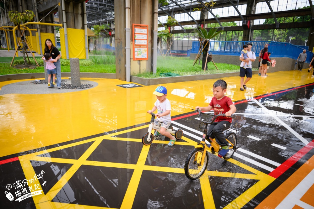 【2026高雄親子遊樂園區】全台最大半室內免費樂園，超過30項親子遊具、戲水廣場，交通停車&玩樂攻略！