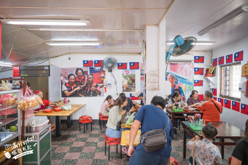 桃園【國旗屋米干店】雙十國慶必訪！龍岡忠貞市場旗海地標，人氣美味米干吃進眷村的故事！