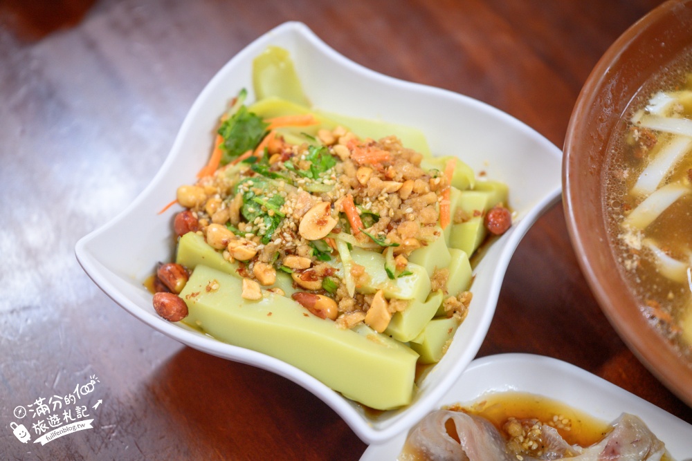 桃園【國旗屋米干店】雙十國慶必訪！龍岡忠貞市場旗海地標，人氣美味米干吃進眷村的故事！