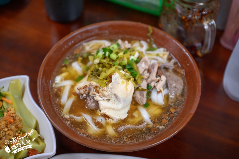 桃園【國旗屋米干店】雙十國慶必訪！龍岡忠貞市場旗海地標，人氣美味米干吃進眷村的故事！