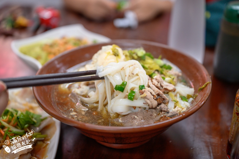 桃園【國旗屋米干店】雙十國慶必訪！龍岡忠貞市場旗海地標，人氣美味米干吃進眷村的故事！
