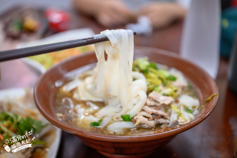 桃園【國旗屋米干店】雙十國慶必訪！龍岡忠貞市場旗海地標，人氣美味米干吃進眷村的故事！