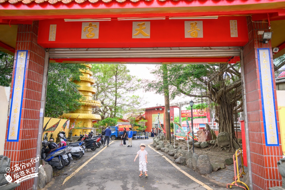 【新竹普天宮】古奇峰巨大關公像好震撼！仰望120尺關公地標，拜月老、求平安、參拜亮點與交通停車攻略！