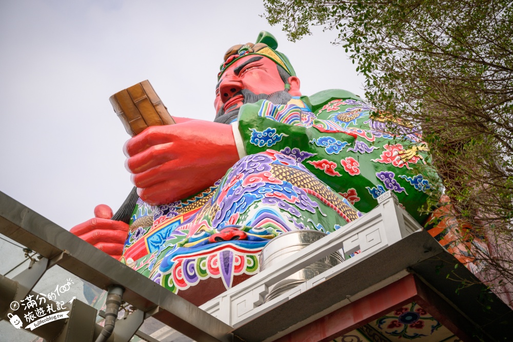 【新竹普天宮】古奇峰巨大關公像好震撼！仰望120尺關公地標，拜月老、求平安、參拜亮點與交通停車攻略！