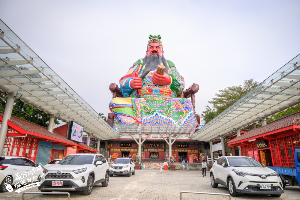 【新竹普天宮】古奇峰巨大關公像好震撼！仰望120尺關公地標，拜月老、求平安、參拜亮點與交通停車攻略！