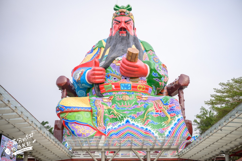【新竹普天宮】古奇峰巨大關公像好震撼！仰望120尺關公地標，拜月老、求平安、參拜亮點與交通停車攻略！