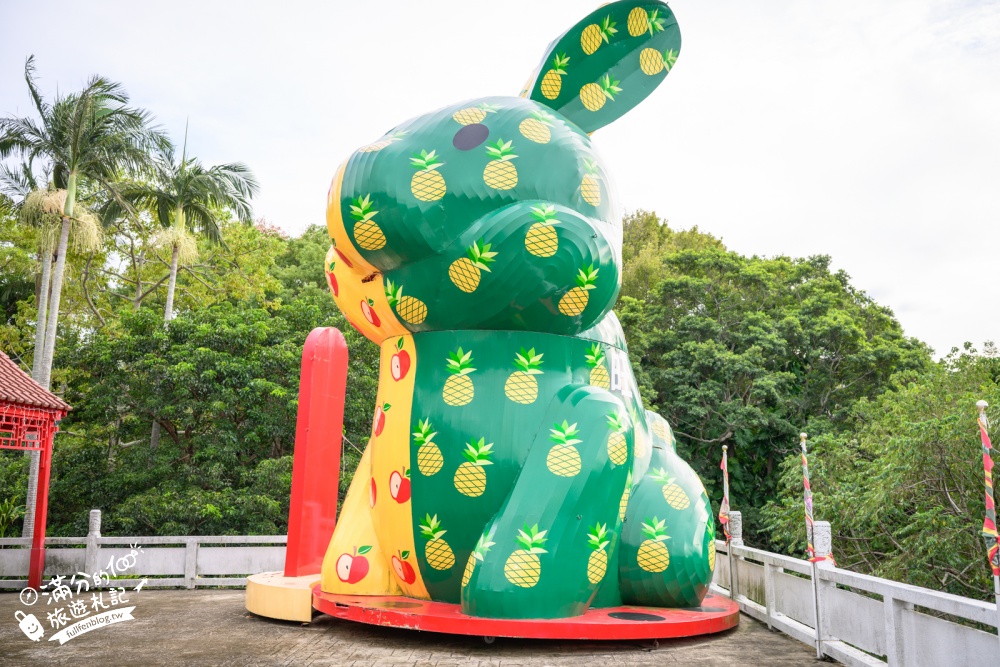 【新竹普天宮】古奇峰巨大關公像好震撼！仰望120尺關公地標，拜月老、求平安、參拜亮點與交通停車攻略！