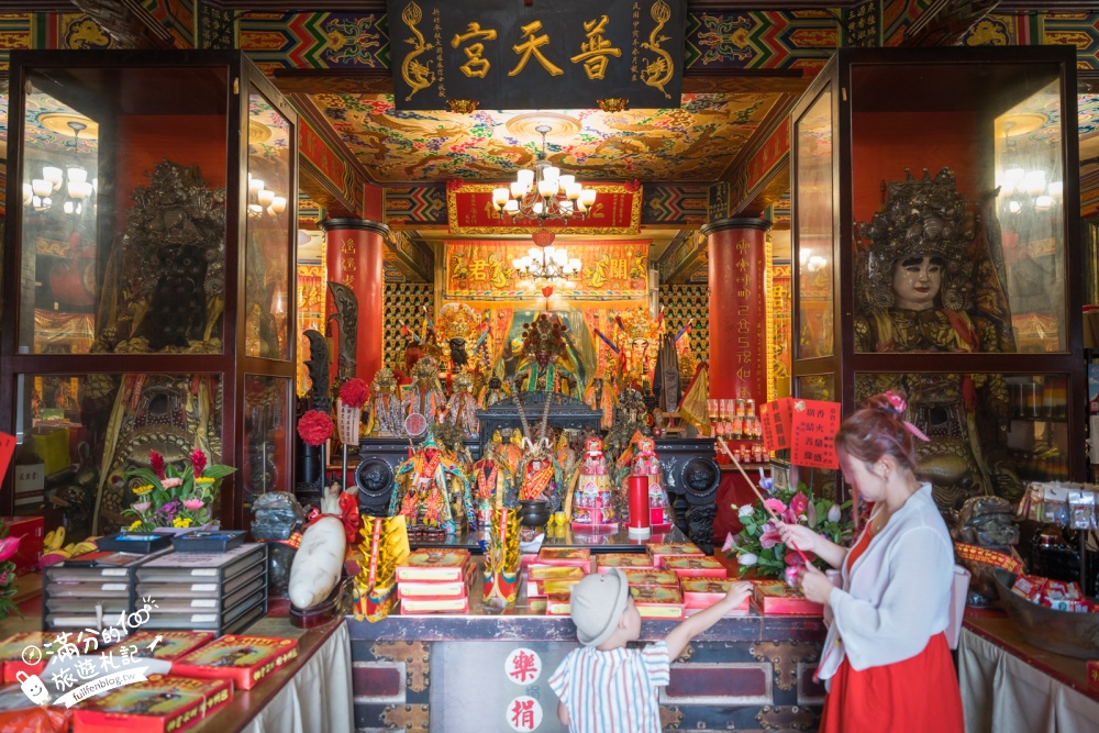 【新竹普天宮】古奇峰巨大關公像好震撼！仰望120尺關公地標，拜月老、求平安、參拜亮點與交通停車攻略！