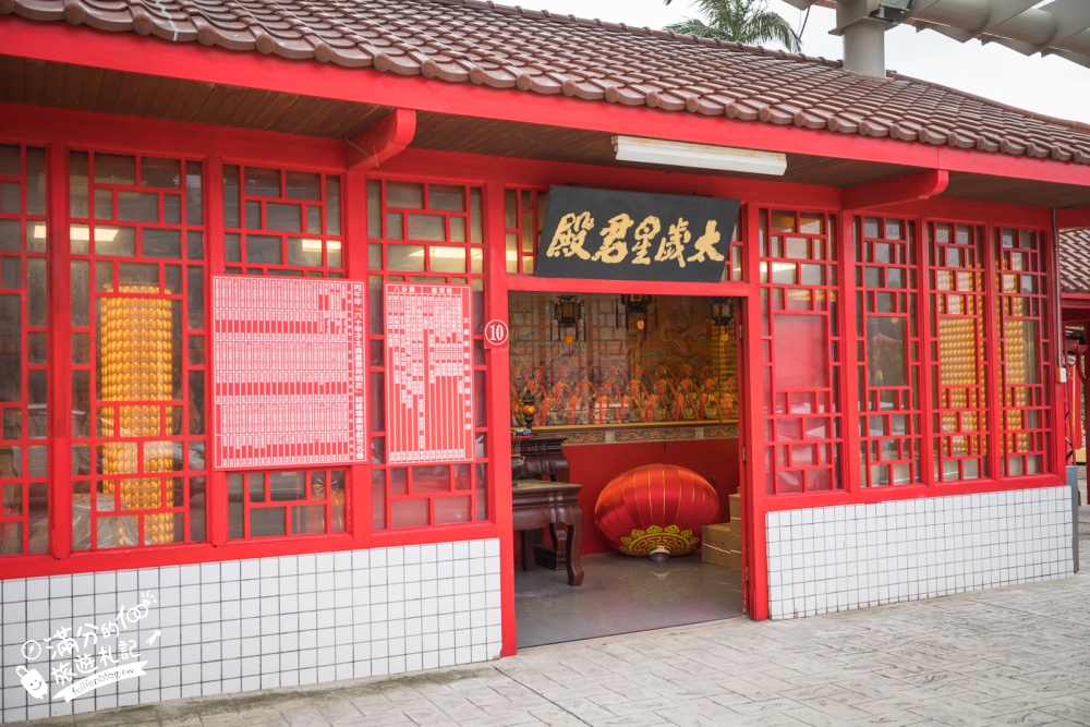 【新竹普天宮】古奇峰巨大關公像好震撼！仰望120尺關公地標，拜月老、求平安、參拜亮點與交通停車攻略！