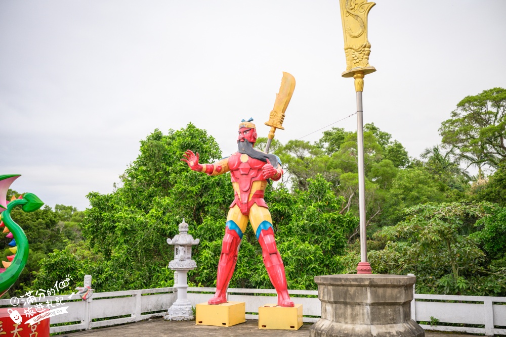 【新竹普天宮】古奇峰巨大關公像好震撼！仰望120尺關公地標，拜月老、求平安、參拜亮點與交通停車攻略！