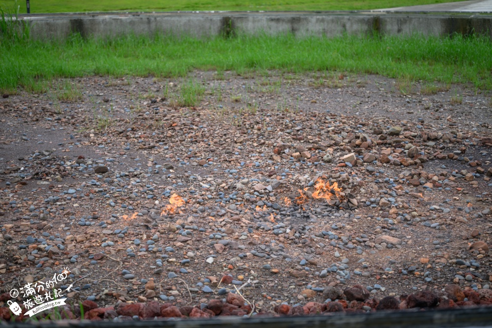 【2026恆春出火地質公園攻略】墾丁出火怎麼玩?水火共生奇景、夜間門票與交通資訊 【2026恆春出火地質公園攻略】墾丁出火怎麼玩?水火共生奇景、夜間門票與交通資訊
