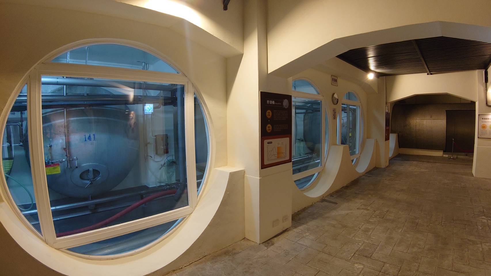 台中新亮點【烏日啤酒觀光工廠】巨無霸啤酒箱超欠拍,參加導覽品酒香,烏日酒廠順遊景點攻略!