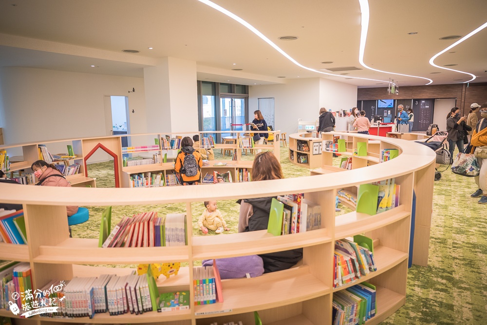 桃園新景點|桃園市立圖書館新總館(免門票)全台最美圖書館,生命樹玻璃塔~超過50個玩具繪本免費玩!