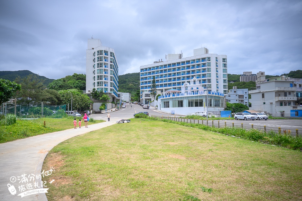 【翡翠灣海水浴場】2024新北最新萬里抹茶小山丘,望海玩沙看基隆嶼,還能玩拍古錐抹茶山丘超療癒!