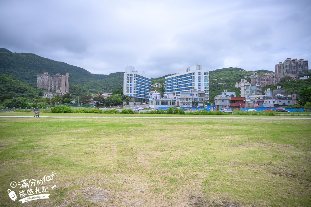 【翡翠灣海水浴場】2024新北最新萬里抹茶小山丘,望海玩沙看基隆嶼,還能玩拍古錐抹茶山丘超療癒!