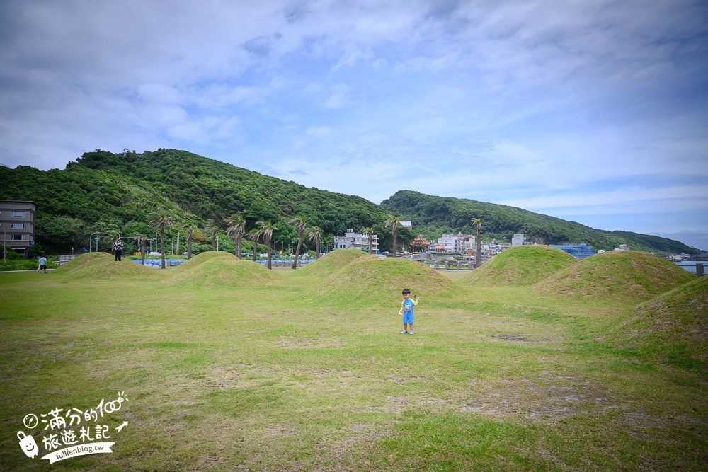 【翡翠灣海水浴場】2024新北最新萬里抹茶小山丘,望海玩沙看基隆嶼,還能玩拍古錐抹茶山丘超療癒!