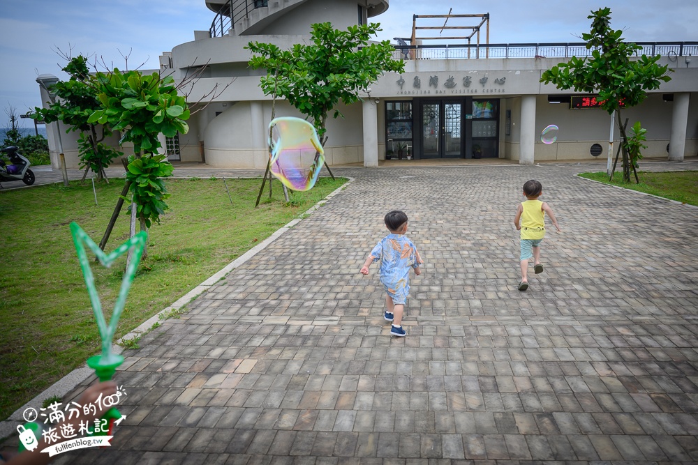 北海岸玩水秘境【中角灣國際衝浪基地】金山看海親子玩水景點,免門票有盥洗淋浴空間好讚!