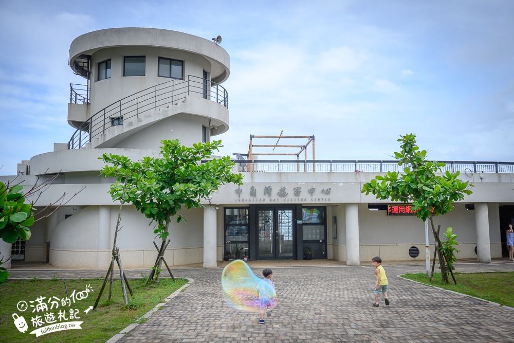 北海岸玩水秘境【中角灣國際衝浪基地】金山看海親子玩水景點,免門票有盥洗淋浴空間好讚!