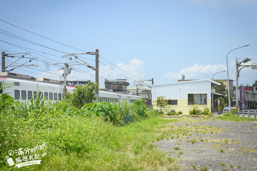 宜蘭新景點【甜島冰菓】火車第一排的特色冰店,與火豚一起呷冰看飛車,呷燒吹冷氣!