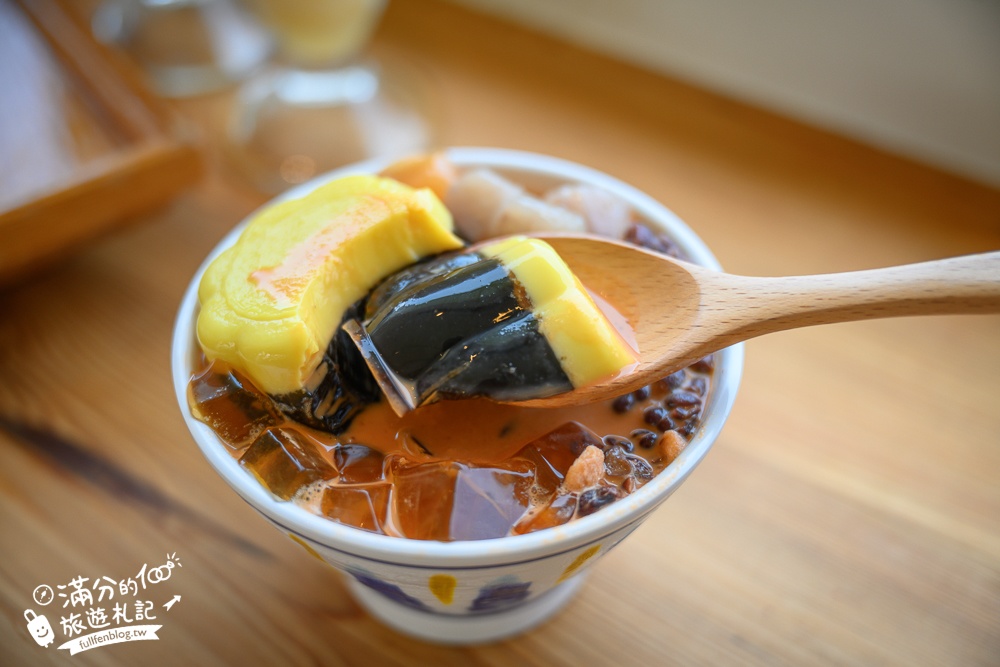 宜蘭新景點【甜島冰菓】火車第一排的特色冰店,與火豚一起呷冰看飛車,呷燒吹冷氣!