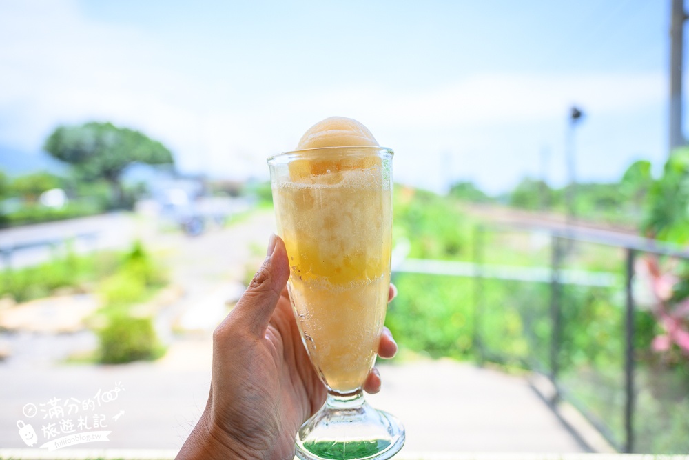 宜蘭新景點【甜島冰菓】火車第一排的特色冰店,與火豚一起呷冰看飛車,呷燒吹冷氣!