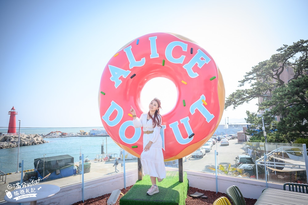 釜山海雲台景點｜Aelliseu甜甜圈.青沙浦看海咖啡館,巨無霸甜甜圈超好拍~還能眺望海上燈塔和彩虹膠囊列車!
