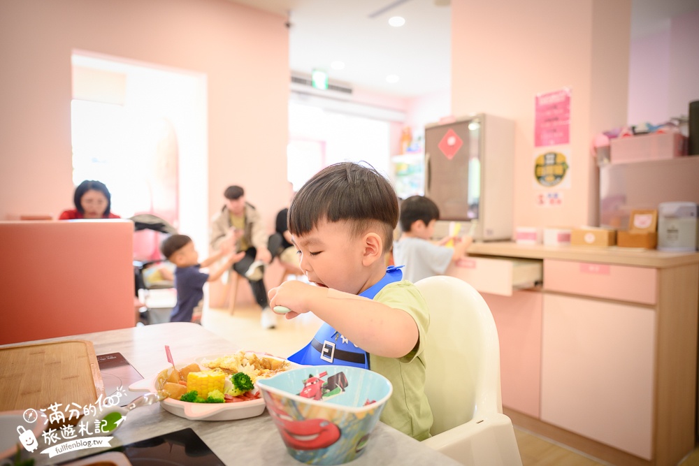 彰化親子餐廳【屁格豬火鍋餐廳親子樂園】用餐收費方式.粉紅豬主題親子餐廳,附兩層樓兒童遊戲區玩翻天!