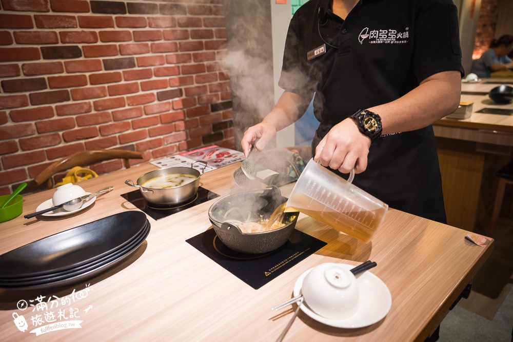 桃園火鍋推薦【肉多多火鍋桃園中華店】$268超過70種火鍋料吃到飽,還能玩跳棋象棋夾娃娃機,加入會員好康肉片領不完!