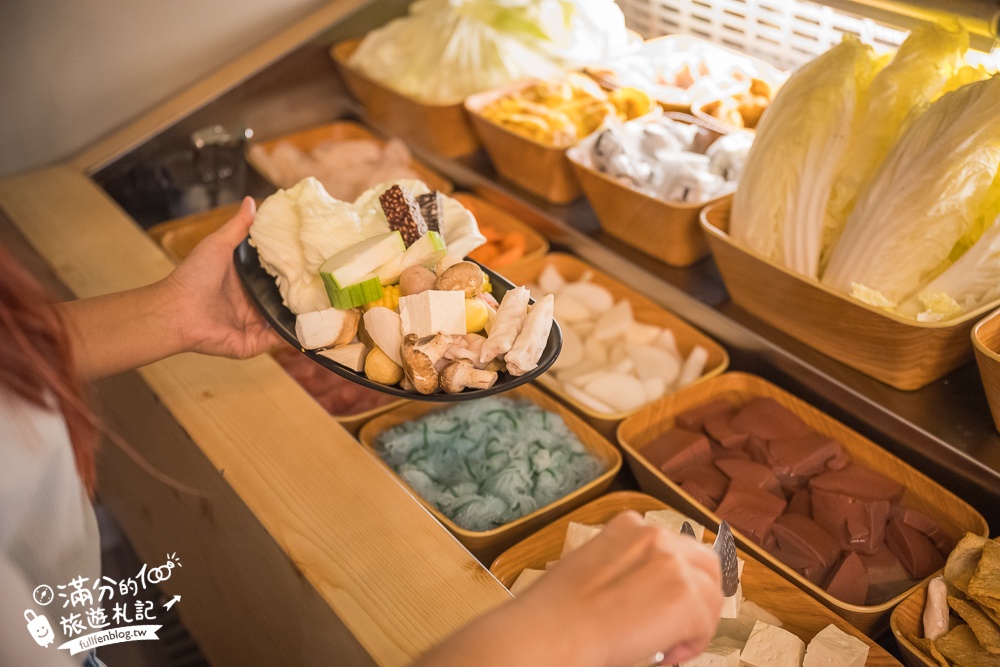 桃園火鍋推薦【肉多多火鍋桃園中華店】$268超過70種火鍋料吃到飽,還能玩跳棋象棋夾娃娃機,加入會員好康肉片領不完!