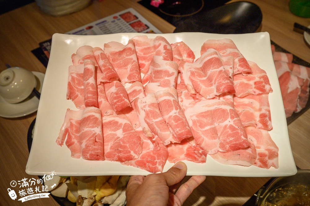 桃園火鍋推薦【肉多多火鍋桃園中華店】$268超過70種火鍋料吃到飽,還能玩跳棋象棋夾娃娃機,加入會員好康肉片領不完!