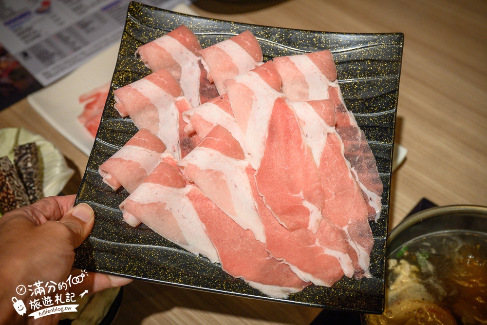 桃園火鍋推薦【肉多多火鍋桃園中華店】$268超過70種火鍋料吃到飽,還能玩跳棋象棋夾娃娃機,加入會員好康肉片領不完!