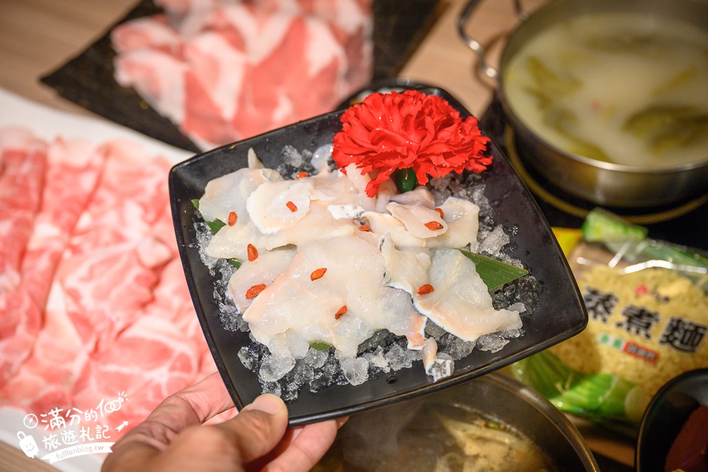 桃園火鍋推薦【肉多多火鍋桃園中華店】$268超過70種火鍋料吃到飽,還能玩跳棋象棋夾娃娃機,加入會員好康肉片領不完!