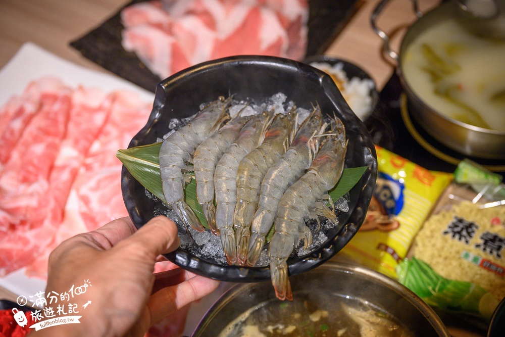 桃園火鍋推薦【肉多多火鍋桃園中華店】$268超過70種火鍋料吃到飽,還能玩跳棋象棋夾娃娃機,加入會員好康肉片領不完!
