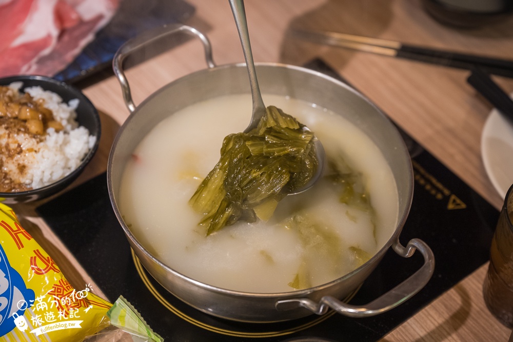 桃園火鍋推薦【肉多多火鍋桃園中華店】$268超過70種火鍋料吃到飽,還能玩跳棋象棋夾娃娃機,加入會員好康肉片領不完!