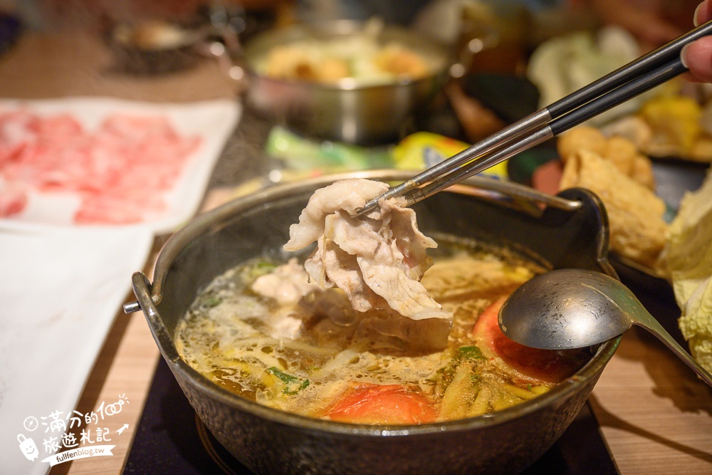 桃園火鍋推薦【肉多多火鍋桃園中華店】$268超過70種火鍋料吃到飽,還能玩跳棋象棋夾娃娃機,加入會員好康肉片領不完!