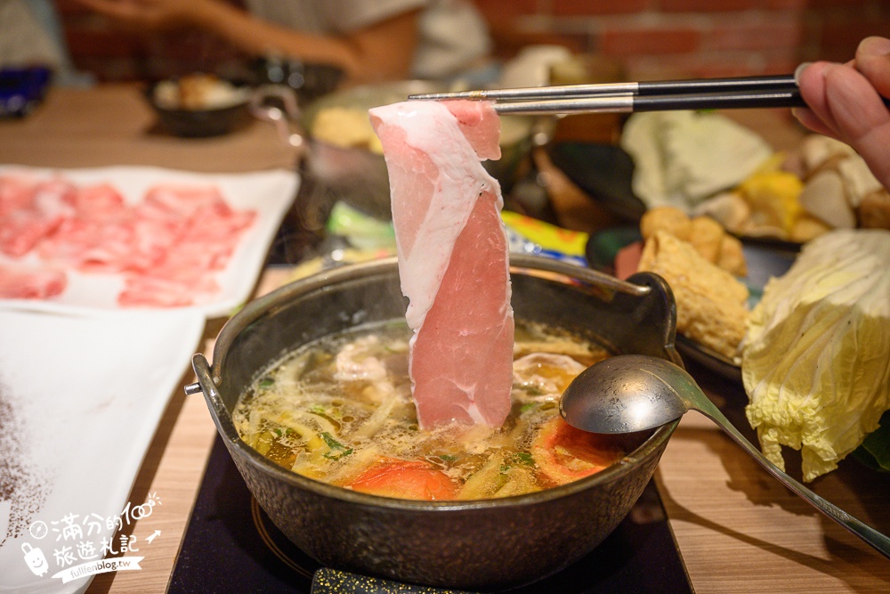 桃園火鍋推薦【肉多多火鍋桃園中華店】$268超過70種火鍋料吃到飽,還能玩跳棋象棋夾娃娃機,加入會員好康肉片領不完!