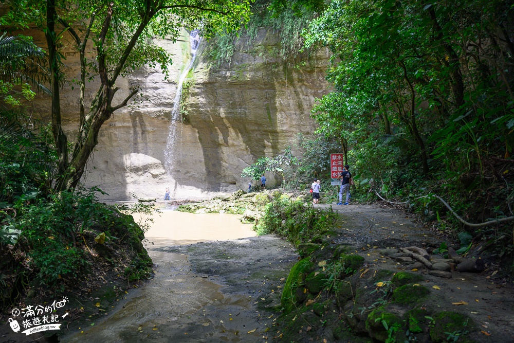 台南景點|楠西蝙蝠洞瀑布|步行3分鐘的私房秘境.觀奇岩石壁.賞水潭瀑布~別有洞天,拍出台灣形狀的蔚藍天空!