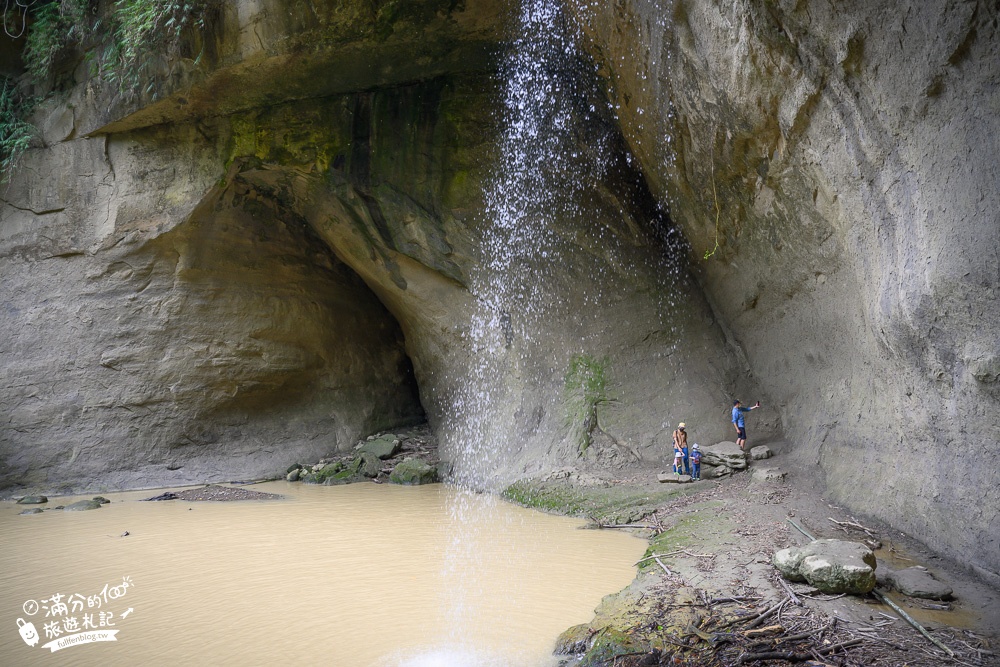 台南景點|楠西蝙蝠洞瀑布|步行3分鐘的私房秘境.觀奇岩石壁.賞水潭瀑布~別有洞天,拍出台灣形狀的蔚藍天空!
