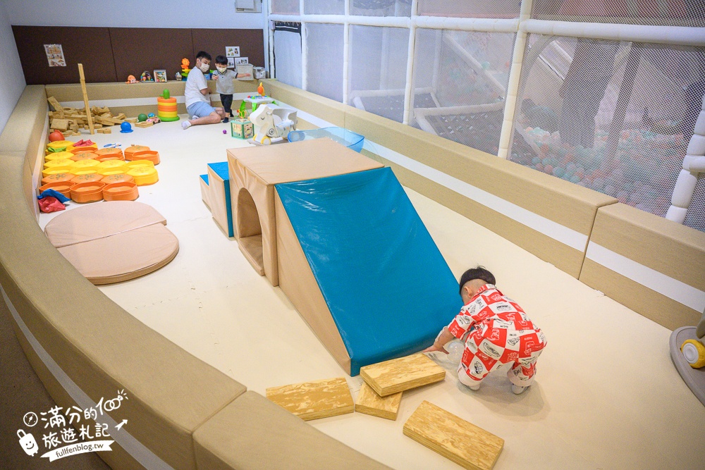 台中親子餐廳【小島3.5度親子餐廳】船隻上的侏羅紀,強大兒童遊戲區,用餐不限時暢遊太放電了!
