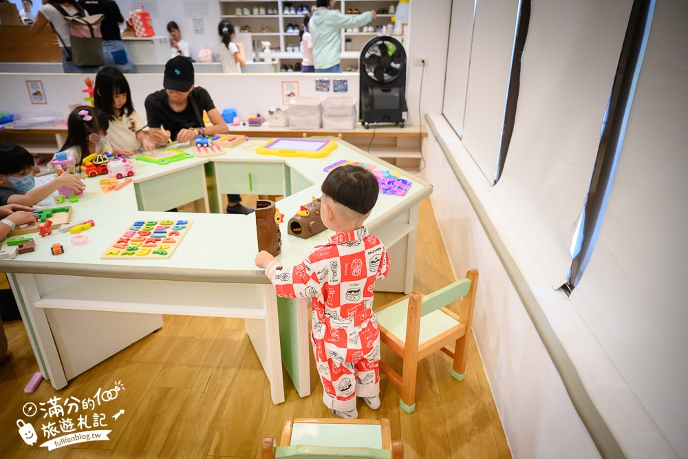 台中親子餐廳【小島3.5度親子餐廳】船隻上的侏羅紀,強大兒童遊戲區,用餐不限時暢遊太放電了!