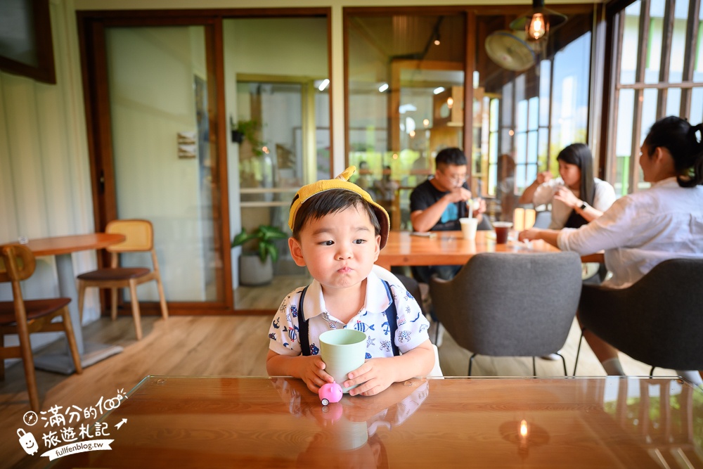 嘉義景點【綠盈牧場親子餐廳】萌牛玻璃屋裡用餐,可以釣魚.玩滑梯和跳跳馬.荷蘭馬廄好亮眼!