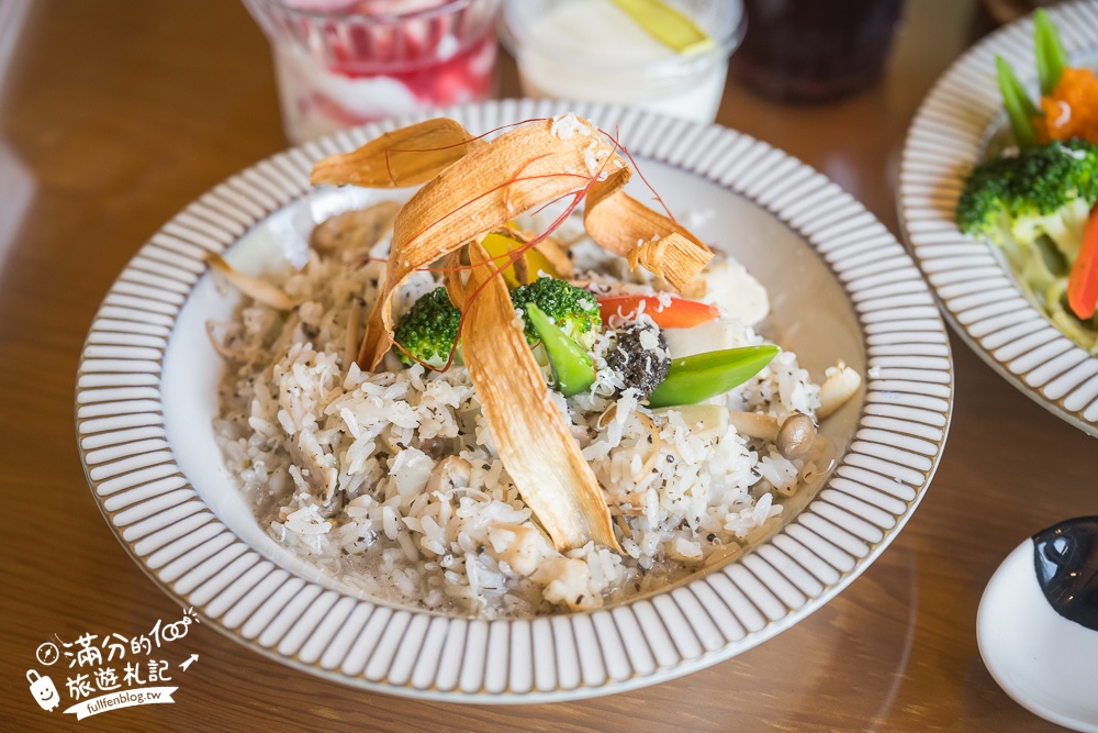 嘉義景點【綠盈牧場親子餐廳】萌牛玻璃屋裡用餐,可以釣魚.玩滑梯和跳跳馬.荷蘭馬廄好亮眼!