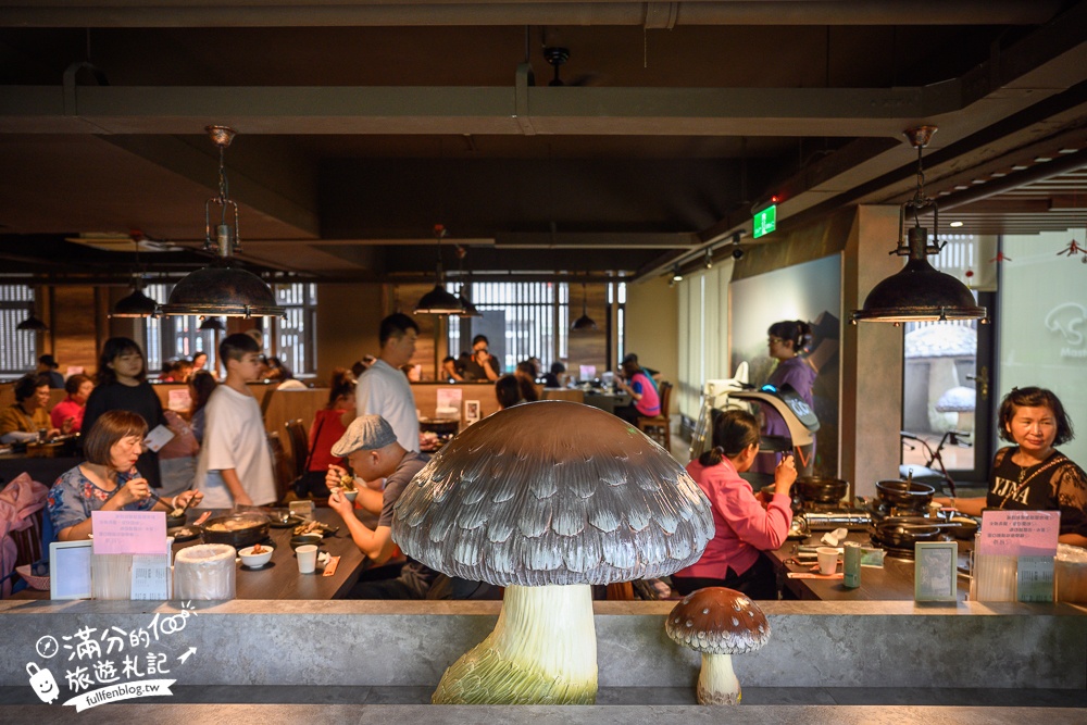 溪頭必吃美食【菇神鹿谷店】米其林必比登推薦餐廳,巨無霸香菇童趣好拍,招牌百鍋鍋套餐平價又澎湃!